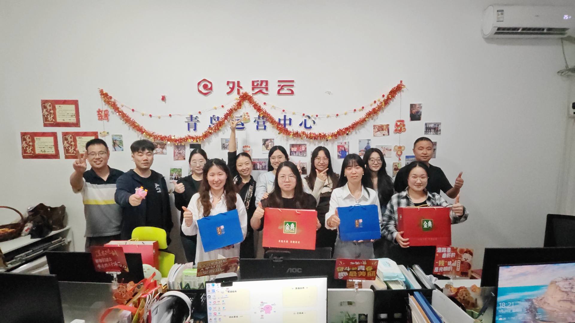 مائوتونگ روز ملی و جشنواره نیمه پاییز را جشن می گیرد