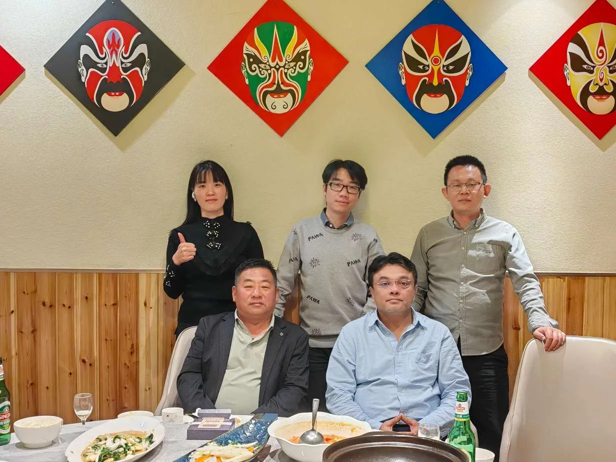 خوشامدگویی به شرکای هندی خود در کارخانه بسیار خوشحال کننده بود