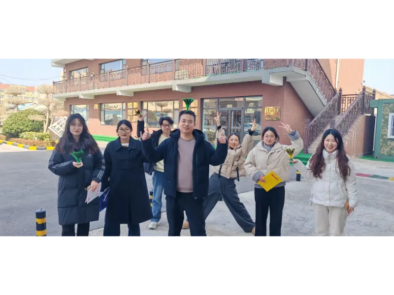 لگد زدن شاتل مائوتونگ در فضای باز بعد از ناهار