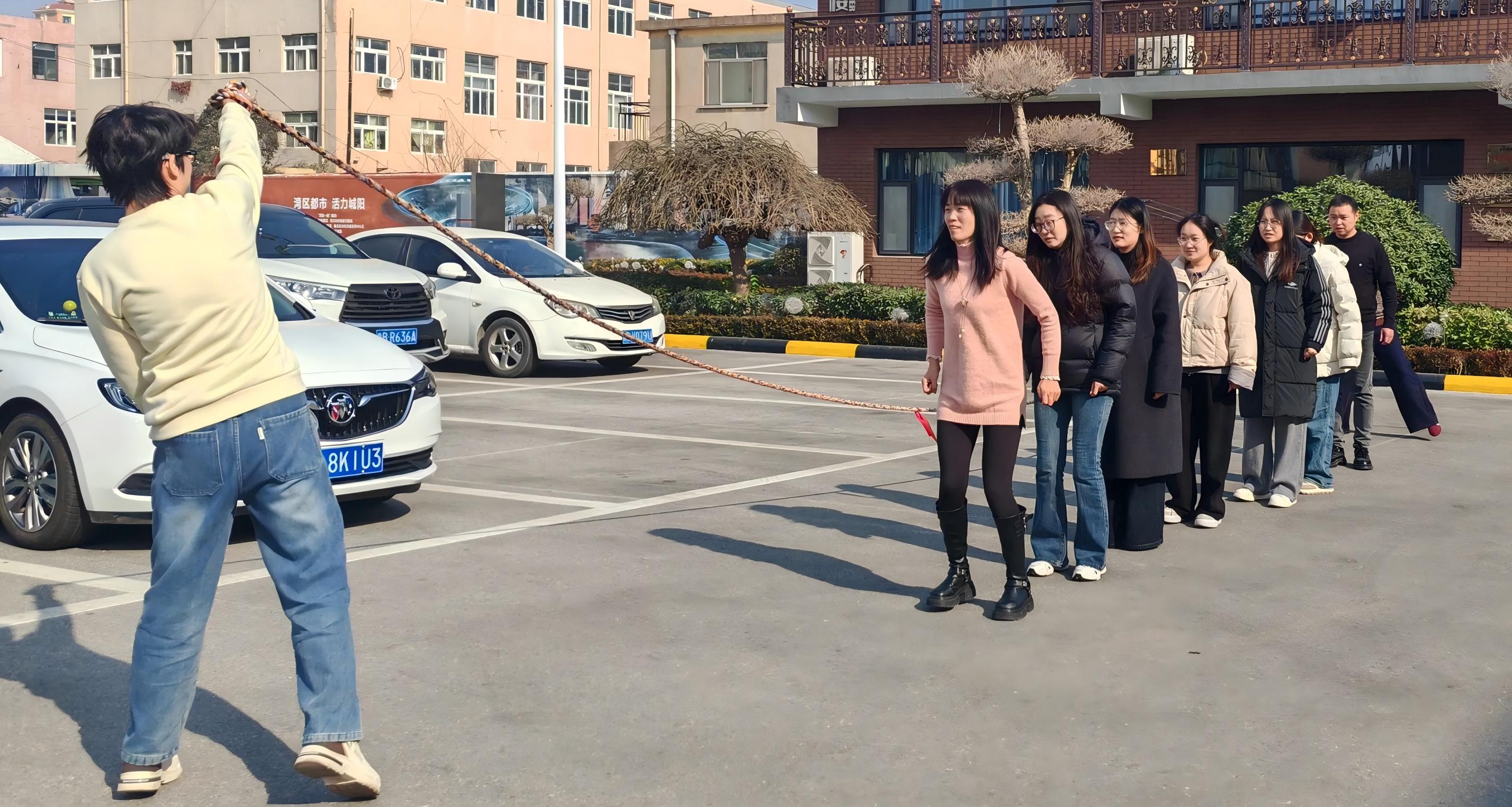 مائوتونگ طناب کشی سرگرم کننده و طناب پرش دارد