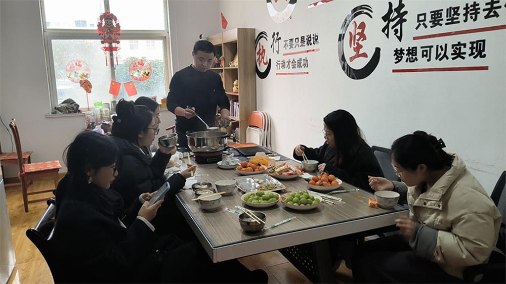 ناهار جشنواره فانوس: Tangyuan و تیم در دفتر